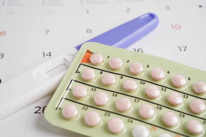 pregnancy-test-with-birth-control-pills-female-calendar-ovulation-day (1)
